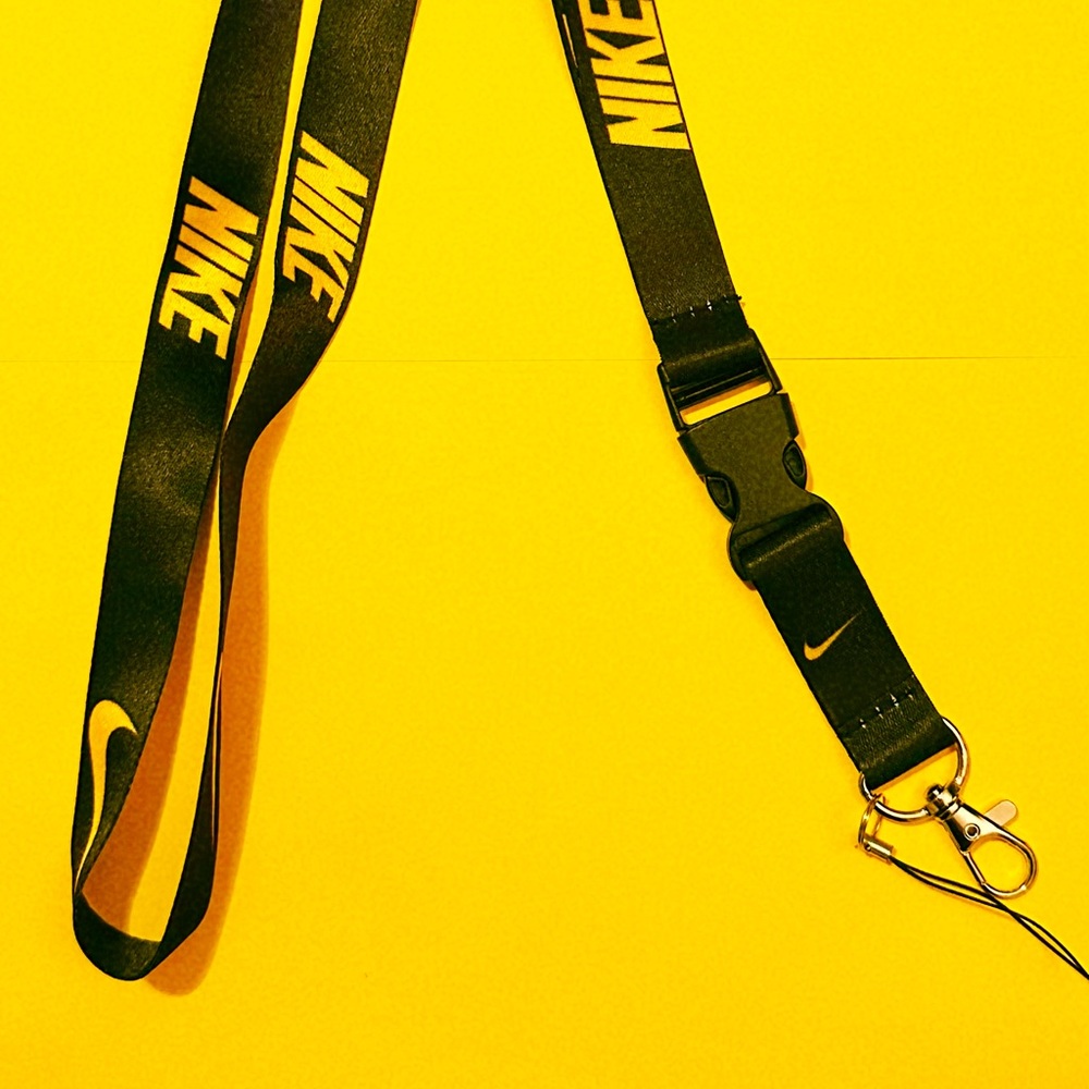 🗣️🛑🚨Nike lanyard 🎄BLACK AN YELLOW 🚨PRICE DROP FOR BLACK FRIDAY
